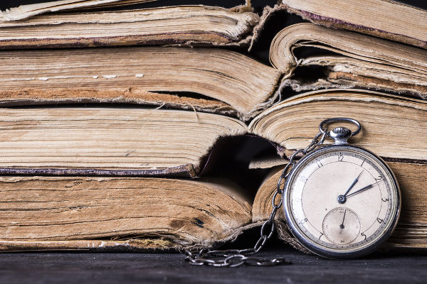 Livros e um relógio