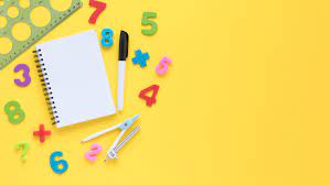 Caderno, números e materiais de matemática